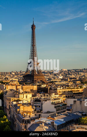 Torre Eiffel visto dalla cima del Arc de Triomphe Foto Stock