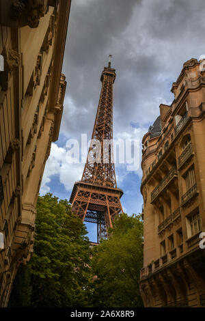Guardando verso l'alto la Torre Eiffel Foto Stock