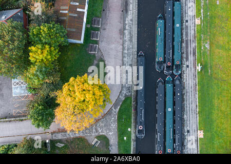 Top down antenna fuco sparare su Trevor bacino Canal a mattina autunnale in Galles, Regno Unito Foto Stock