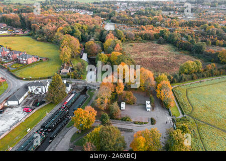 Antenna fuco sparare su Trevor bacino Canal in autunno in Galles, Regno Unito Foto Stock