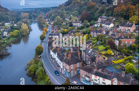 Vista aerea sulla storica cittadina in stile vittoriano in autunno. Ironbridge nello Shropshire, Regno Unito Foto Stock