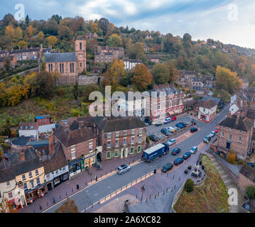 Piazza drone panoramica scatta oltre il centro storico della cittadina in stile vittoriano in autunno. Ironbridge nello Shropshire, Regno Unito Foto Stock