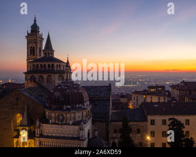 Bergamo, Italia. La città vecchia. Incredibile vista aerea della Basilica di Santa Maria Maggiore durante il tramonto. Sullo sfondo la Pianura Padana Foto Stock