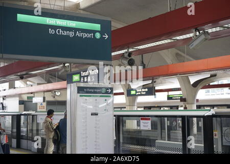 Stazione MRT Tanah Merah, Singapore. Cartello per l'Aeroporto di Changi. Foto Stock