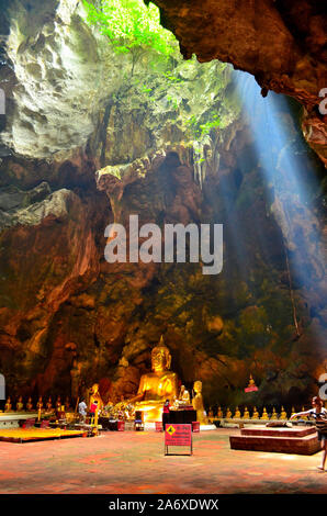 La caverna principale in cui vi è un grande buco nel tetto della grotta che consente in un raggio di luce a Khao Luang Grotta Petchaburi Thailandia Foto Stock