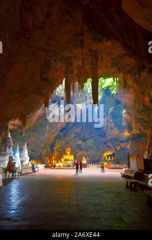 Una vasta caverna con una serie di statue di Buddha in Khao Luang Grotta Petchaburi Thailandia Foto Stock