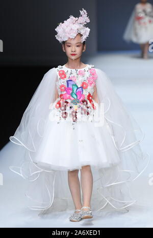 Pechino, Cina. 29 ott 2019. Pechino CINA- FENGSANSAN, primavera/estate 2020 la Cina la settimana internazionale della moda, 28 ottobre 2019. Credito: SIPA Asia/ZUMA filo/Alamy Live News Foto Stock