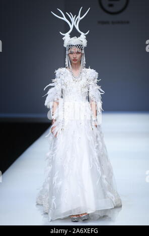 Pechino, Cina. 29 ott 2019. Pechino CINA- FENGSANSAN, primavera/estate 2020 la Cina la settimana internazionale della moda, 28 ottobre 2019. Credito: SIPA Asia/ZUMA filo/Alamy Live News Foto Stock