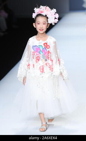 Pechino, Cina. 29 ott 2019. Pechino CINA- FENGSANSAN, primavera/estate 2020 la Cina la settimana internazionale della moda, 28 ottobre 2019. Credito: SIPA Asia/ZUMA filo/Alamy Live News Foto Stock