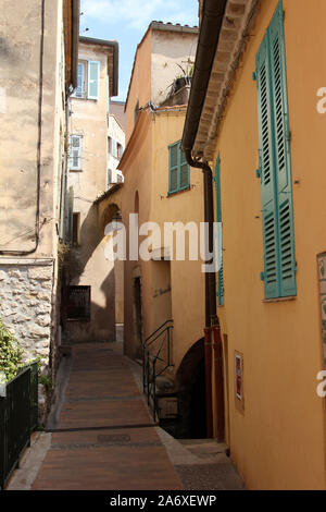 Scena di strada nel vecchio villaggio sulla collina di Roquebrune sulla Riviera, Provenza, Francia Foto Stock