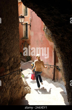 Strada in salita nel vecchio villaggio sulla collina di Roquebrune sulla Riviera, Provenza, Francia Foto Stock