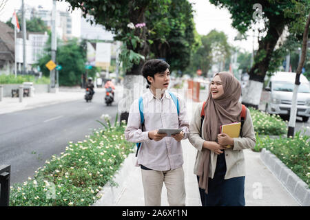 Due studenti asiatici camminare insieme andare al campus Foto Stock