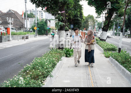 Due studenti asiatici camminare insieme andare al campus Foto Stock