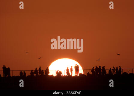 Tramonto su St Kilda pier a Melbourne in Australia . Foto Stock