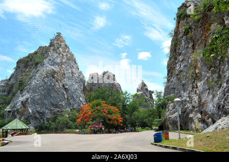 Montagne di roccia a Khao Ngu Rock Park Ratchaburi Thailandia Foto Stock