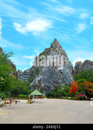 Montagne di roccia a Khao Ngu Rock Park Ratchaburi Thailandia Foto Stock