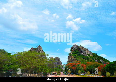 La vista dall'ingresso a Khao Ngu Rock Park Ratchaburi Thailandia. Due montagne aumento della distanza con il cielo blu e nuvole sopra Foto Stock