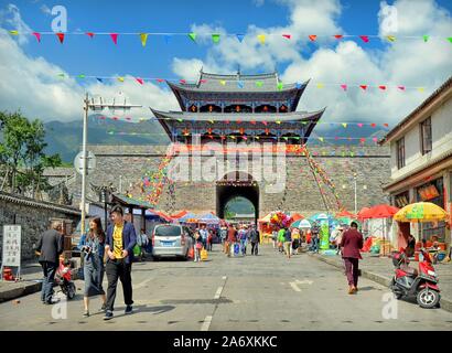 Vita di strada nella città antica di Dali, provincia di Yunnan, Cina. Foto Stock