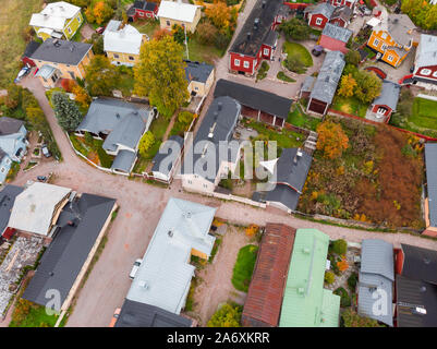 Antenna Vista autunnale della città vecchia di Porvoo, Finlandia. Bellissimo panorama della città con il vecchio colorati edifici in legno. Foto Stock