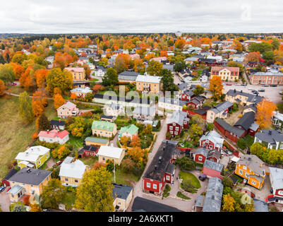 Antenna Vista autunnale della città vecchia di Porvoo, Finlandia. Bellissimo panorama della città con il vecchio colorati edifici in legno. Foto Stock