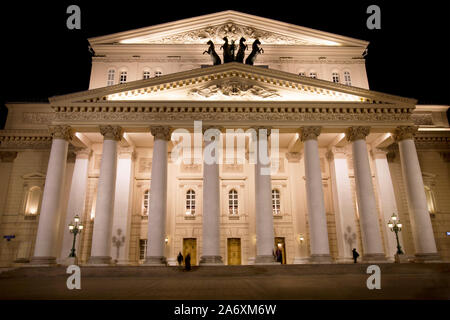 Vista notturna dello Stato accademico Teatro Bolshoi Opera e Balletto, Mosca, Russia Foto Stock