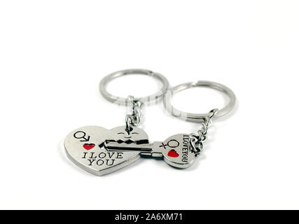 A forma di cuore catena chiave per mostrare il simbolo dell amore con la parola ti amo. isolato su sfondo bianco Foto Stock
