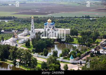 Vista superiore della trasfigurazione Cattedrale e la Torre Campanaria nel monastero Nicholas-Ugreshsky, Dzerzhinsky città, regione di Mosca, Russia Foto Stock