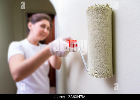 La donna rende le riparazioni in appartamento Foto Stock