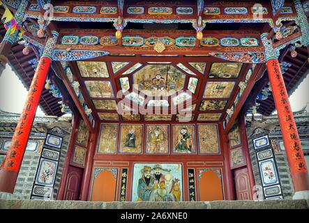 Tradizionale teatro cinese nel villaggio di Zhoucheng, Yunnan, Cina. Foto Stock