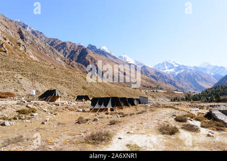 Area Camping leggero backpacking expedition tende installato vicino Himalaya mountain River Valley in estate per aiutare i turisti a soggiorno comfort Foto Stock