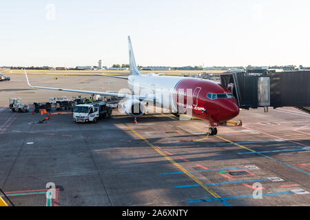 Aeroporto di Copenhagen, Danimarca - 24 agosto 2019: Boeing 737-800 di compagnie aeree norvegesi essendo saliti dal passeggero ponte di accesso ad aria Copenhague-Kastrup Foto Stock