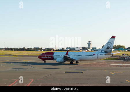 Aeroporto di Copenhagen, Danimarca - 24 agosto 2019: una compagnia aerea norvegese Boeing 737-800, sulla pista pronto al decollo all aeroporto di Copenaghen-Kastrup Foto Stock