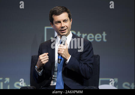 Washington DC, Stati Uniti d'America. 28 ott 2019. Ottobre 28, 2019 - Washington DC, Stati Uniti: PETE BUTTIGIEG (D), Sindaco di South Bend Indiana, parlando all'J Street conferenza nazionale presso la Walter E. Washington Convention Center. Credito: Michael Brochstein/ZUMA filo/Alamy Live News Foto Stock