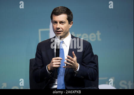 Washington DC, Stati Uniti d'America. 28 ott 2019. Ottobre 28, 2019 - Washington DC, Stati Uniti: PETE BUTTIGIEG (D), Sindaco di South Bend Indiana, parlando all'J Street conferenza nazionale presso la Walter E. Washington Convention Center. Credito: Michael Brochstein/ZUMA filo/Alamy Live News Foto Stock