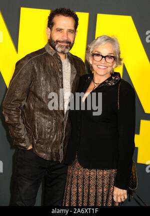 Ottobre 28, 2019, New York New York, Stati Uniti d'America: Tony Shalhoub e BROOKE ADAMS frequentare gli arrivi per la Apple TV " Il Morning Show" tenutasi presso il Lincoln Center. (Credito Immagine: © Nancy Kaszerman/ZUMA filo) Foto Stock