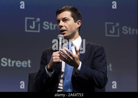 Washington DC, Stati Uniti d'America. 28 ott 2019. Ottobre 28, 2019 - Washington DC, Stati Uniti: PETE BUTTIGIEG (D), Sindaco di South Bend Indiana, parlando all'J Street conferenza nazionale presso la Walter E. Washington Convention Center. Credito: Michael Brochstein/ZUMA filo/Alamy Live News Foto Stock