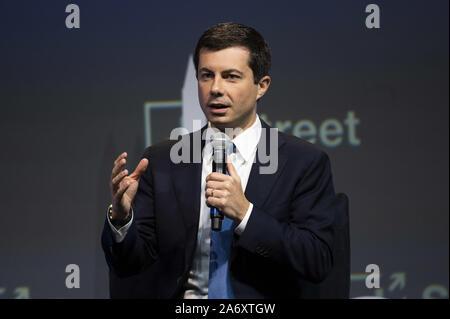 Washington DC, Stati Uniti d'America. 28 ott 2019. Ottobre 28, 2019 - Washington DC, Stati Uniti: PETE BUTTIGIEG (D), Sindaco di South Bend Indiana, parlando all'J Street conferenza nazionale presso la Walter E. Washington Convention Center. Credito: Michael Brochstein/ZUMA filo/Alamy Live News Foto Stock