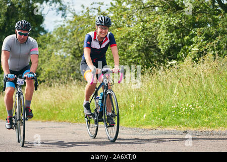 ROTHBURY, NEWCASTLE UPON TYNE, Regno Unito - Luglio 06, 2019: equitazione lungo un vicolo del paese a ciclone gara evento da Newcastle di Northumberland. Foto Stock