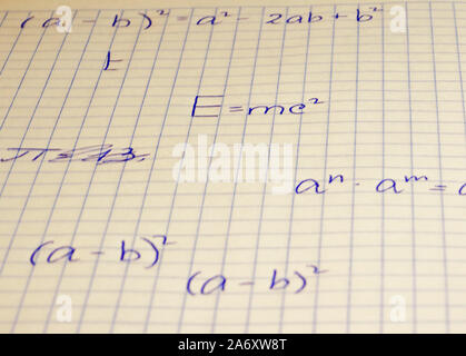 Scritto su un notebook a scacchi in foglio di formule. Foto Stock