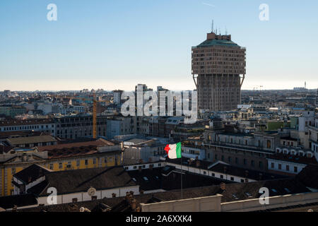 Milano, Italia: Milano skyline con Torre Velasca (Torre Velasca). Questo famoso grattacielo, 100 metri di altezza, è stato costruito negli anni cinquanta. Foto Stock