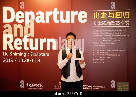 (191029) -- NEW YORK, Ottobre 29, 2019 (Xinhua) -- Hong Mei, gestione di curatore di Liu Shiming Museo di scultura presso la centrale di Accademia di Belle Arti, offre un discorso durante la cerimonia di apertura del 'Departure e tornare", una mostra di fine scultore cinese Liu Shiming, le opere in New York, Stati Uniti, 28 ottobre 2019. La mostra "eparture e tornare", che va dal 28 Ottobre al 9 novembre 8 alla Asian centro culturale, dispone di decine di sculture in bronzo di Liu, scomparso nel 2010 all'età di 84. La mostra segna la prima tappa di un tour mondiale di Liu, le opere di cui è organizzato da Foto Stock