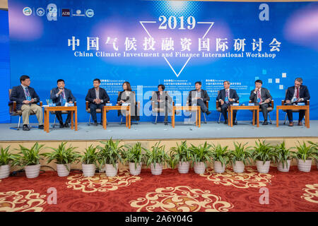 Pechino, Cina. 29 ott 2019. Gli ospiti partecipare ad una tavola rotonda il dialogo durante il 2019 la Cina il clima degli investimenti e finanza Workshop internazionale a Pechino Capitale della Cina, Ottobre 29, 2019. Credito: Meng Dingbo/Xinhua/Alamy Live News Foto Stock