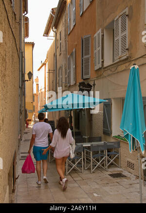 Retro scena di strada a St Tropez, Francia Foto Stock