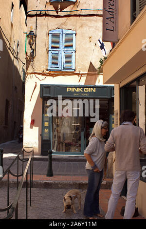 Retro scena di strada a St Tropez, Francia Foto Stock