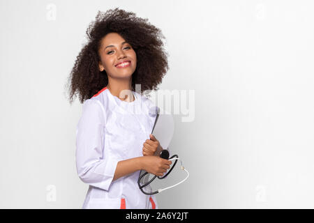 Signora medico in un medic uniforme con uno stetoscopio Foto Stock