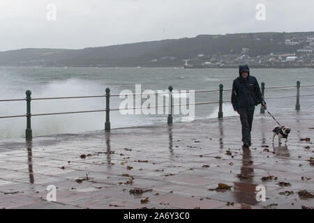 Penzance, Cornwall, Regno Unito. Il 29 ottobre 2019. Regno Unito Meteo. Il forte vento, onde grandi e pesanti piogge pastella di fronte al mare a Penzance questa mattina. Simon credito Maycock / Alamy Live News. Foto Stock