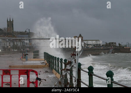 Penzance, Cornwall, Regno Unito. Il 29 ottobre 2019. Regno Unito Meteo. Il forte vento, onde grandi e pesanti piogge pastella di fronte al mare a Penzance questa mattina. Simon credito Maycock / Alamy Live News. Foto Stock