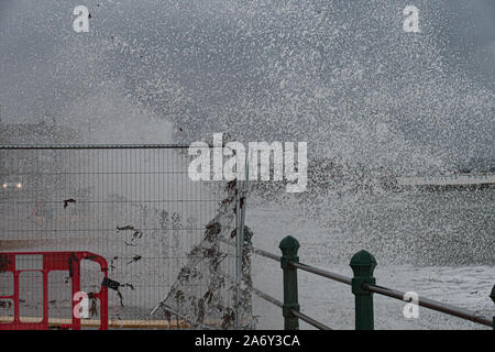 Penzance, Cornwall, Regno Unito. Il 29 ottobre 2019. Regno Unito Meteo. Il forte vento, onde grandi e pesanti piogge pastella di fronte al mare a Penzance questa mattina. Simon credito Maycock / Alamy Live News. Foto Stock