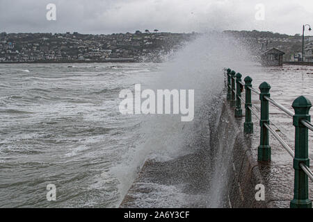 Penzance, Cornwall, Regno Unito. Il 29 ottobre 2019. Regno Unito Meteo. Il forte vento, onde grandi e pesanti piogge pastella di fronte al mare a Penzance questa mattina. Simon credito Maycock / Alamy Live News. Foto Stock