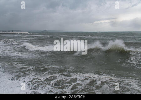 Penzance, Cornwall, Regno Unito. Il 29 ottobre 2019. Regno Unito Meteo. Il forte vento, onde grandi e pesanti piogge pastella di fronte al mare a Penzance questa mattina. Simon credito Maycock / Alamy Live News. Foto Stock